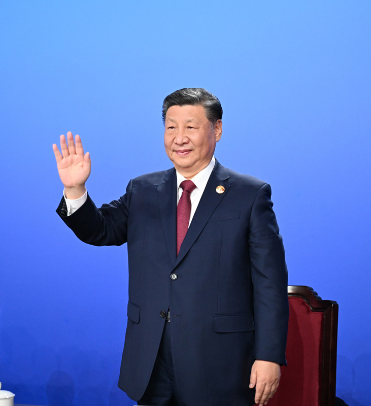 ??2月7日晚,第九屆亞洲冬季運(yùn)動(dòng)會(huì)在黑龍江省哈爾濱市隆重開幕。這是國(guó)家主席習(xí)近平在主席臺(tái)上向大家揮手致意。