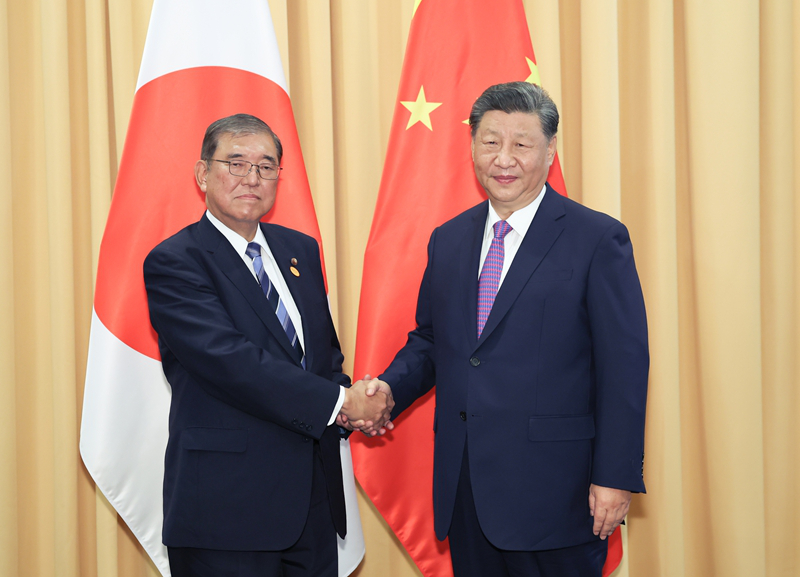 當?shù)貢r間11月15日下午,國家主席習近平在利馬出席亞太經(jīng)合組織領導人非正式會議期間會見日本首相石破茂。