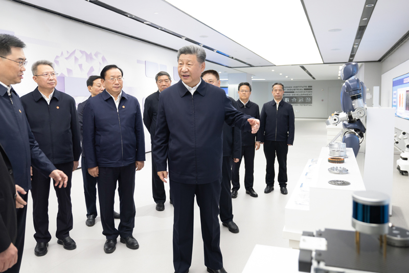 11月4日至6日,中共中央總書記、國家主席、中央軍委主席習(xí)近平在湖北考察。這是5日下午,習(xí)近平在武漢產(chǎn)業(yè)創(chuàng)新發(fā)展研究院考察。