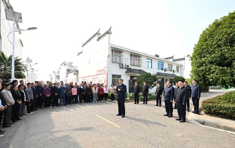 11月4日至6日,中共中央總書記、國家主席、中央軍委主席習(xí)近平在湖北考察。這是5日上午,習(xí)近平在咸寧市嘉魚縣潘家灣鎮(zhèn)四邑村考察時(shí),同村民們親切交流。