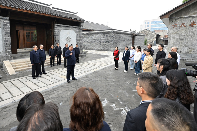10月17日至18日,中共中央總書記、國家主席、中央軍委主席習(xí)近平在安徽考察。這是17日下午,習(xí)近平在安慶桐城市六尺巷考察時,同當(dāng)?shù)鼐用窈陀慰陀H切交流。