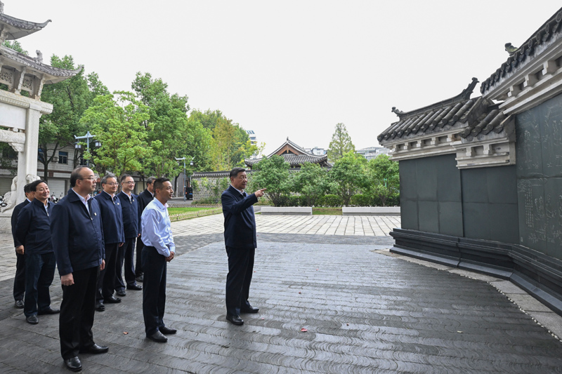 10月17日至18日,中共中央總書記、國家主席、中央軍委主席習(xí)近平在安徽考察。這是17日下午,習(xí)近平在安慶桐城市六尺巷考察。