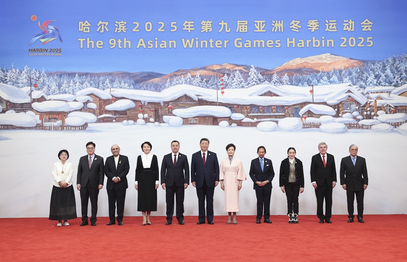 ??2月7日中午，國家主席習(xí)近平和夫人彭麗媛在黑龍江省哈爾濱市太陽島賓館舉行宴會，歡迎來華出席哈爾濱第九屆亞洲冬季運(yùn)動會開幕式的國際貴賓。這是習(xí)近平和彭麗媛同貴賓們合影留念。