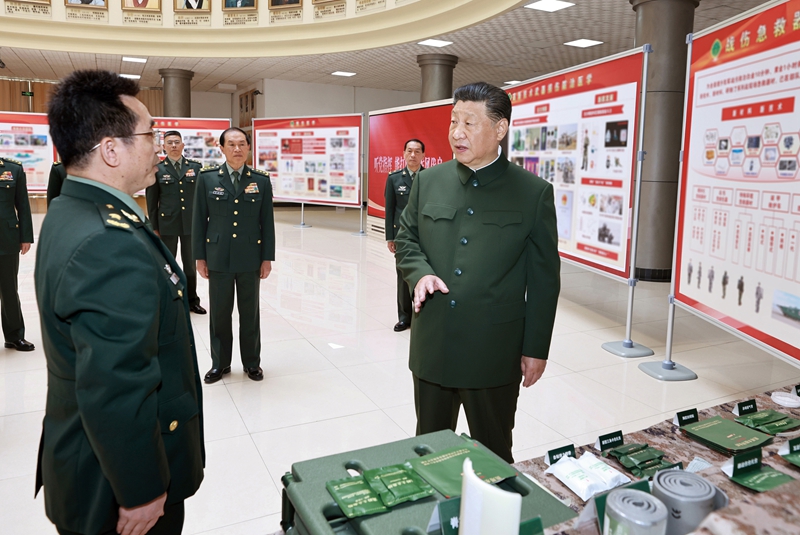 4月23日,中共中央總書記、國(guó)家主席、中央軍委主席習(xí)近平到陸軍軍醫(yī)大學(xué)視察。這是習(xí)近平察看戰(zhàn)傷急救器材和學(xué)員操作演示。