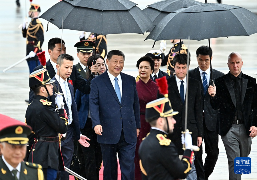 當?shù)貢r間5月5日下午,國家主席習近平乘專機抵達巴黎,應法蘭西共和國總統(tǒng)馬克龍邀請,對法國進行國事訪問。