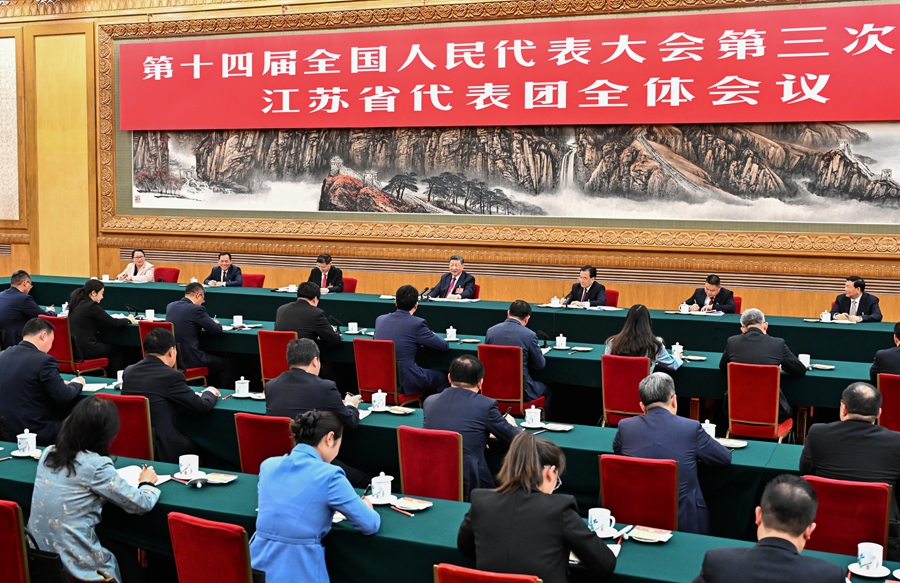 ??3月5日下午，中共中央總書記、國家主席、中央軍委主席習(xí)近平參加他所在的十四屆全國人大三次會議江蘇代表團(tuán)審議。
