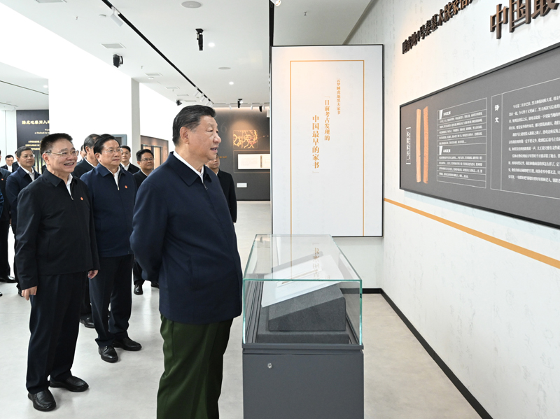 11月4日至6日,中共中央總書記、國家主席、中央軍委主席習(xí)近平在湖北考察。這是4日下午,習(xí)近平在孝感市云夢(mèng)縣博物館參觀出土秦漢簡牘展。