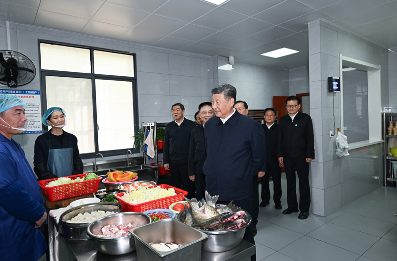 11月4日至6日,中共中央總書記、國家主席、中央軍委主席習(xí)近平在湖北考察。這是5日上午,習(xí)近平在咸寧市嘉魚縣潘家灣鎮(zhèn)四邑村養(yǎng)老服務(wù)驛站食堂考察。