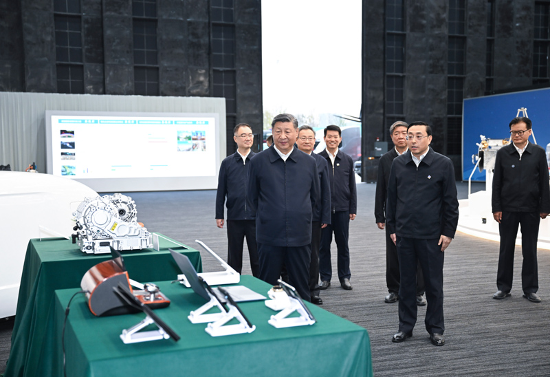 10月17日至18日,中共中央總書記、國家主席、中央軍委主席習(xí)近平在安徽考察。這是17日下午,習(xí)近平在合肥濱湖科學(xué)城察看安徽省重大科技創(chuàng)新成果集中展示。