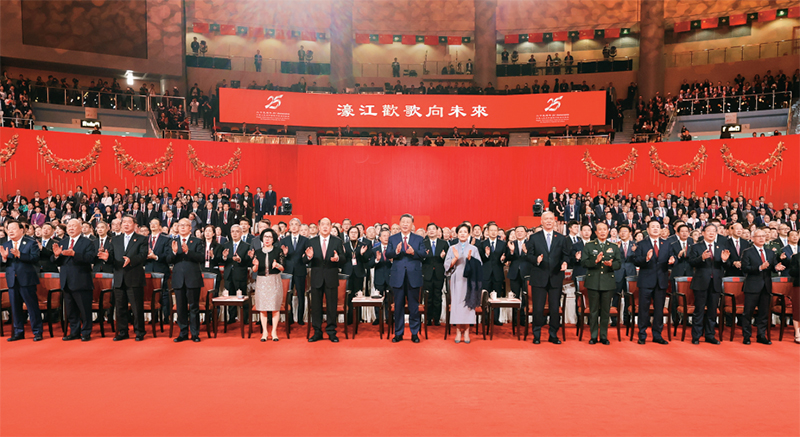 2024年12月19日晚,慶祝澳門回歸祖國25周年文藝晚會(huì)在澳門東亞運(yùn)動(dòng)會(huì)體育館舉行。中共中央總書記、國家主席、中央軍委主席習(xí)近平觀看演出。晚會(huì)最后,習(xí)近平同全場(chǎng)觀眾一起高唱《歌唱祖國》。