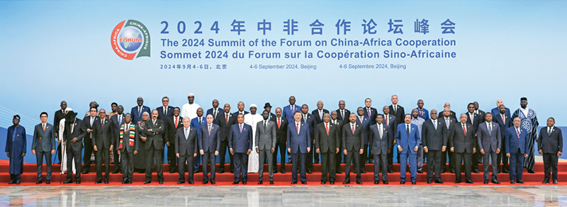 2024年9月5日上午,國家主席習(xí)近平在北京人民大會(huì)堂出席中非合作論壇北京峰會(huì)開幕式并發(fā)表主旨講話。這是開幕式前,習(xí)近平同出席峰會(huì)的外方領(lǐng)導(dǎo)人集體合影。