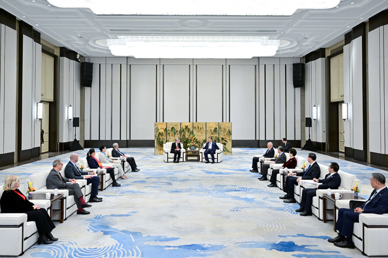 2月7日下午,國(guó)家主席習(xí)近平在哈爾濱會(huì)見來華出席第九屆亞洲冬季運(yùn)動(dòng)會(huì)開幕式的國(guó)際奧林匹克委員會(huì)主席巴赫。