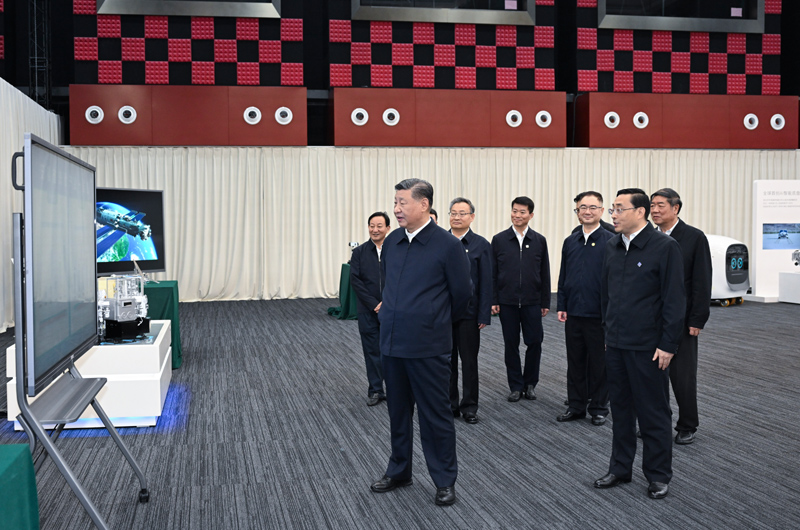 10月17日至18日,中共中央總書記、國家主席、中央軍委主席習(xí)近平在安徽考察。這是17日下午,習(xí)近平在合肥濱湖科學(xué)城察看安徽省重大科技創(chuàng)新成果集中展示。