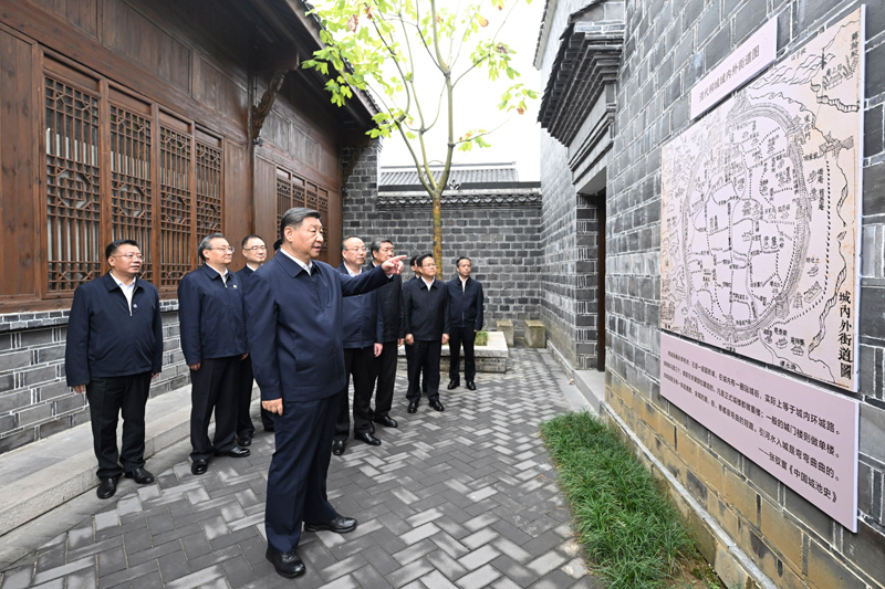 10月17日至18日,中共中央總書記、國家主席、中央軍委主席習(xí)近平在安徽考察。這是17日下午,習(xí)近平在安慶桐城市六尺巷考察。