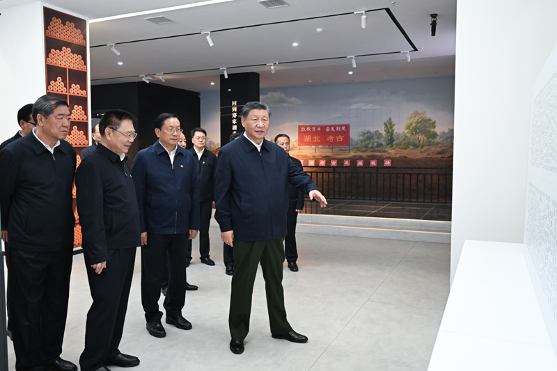 11月4日至6日,中共中央總書記、國家主席、中央軍委主席習(xí)近平在湖北考察。這是4日下午,習(xí)近平在孝感市云夢(mèng)縣博物館參觀出土秦漢簡牘展。