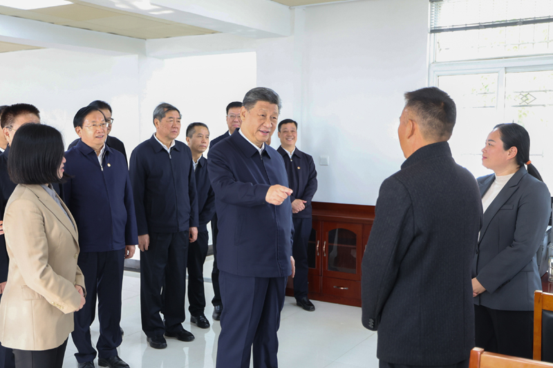 11月4日至6日,中共中央總書記、國家主席、中央軍委主席習(xí)近平在湖北考察。這是5日上午,習(xí)近平在咸寧市嘉魚縣潘家灣鎮(zhèn)四邑村黨群服務(wù)中心考察。