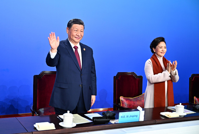 2月7日晚,第九屆亞洲冬季運(yùn)動(dòng)會(huì)在黑龍江省哈爾濱市隆重開幕。這是國(guó)家主席習(xí)近平在主席臺(tái)上向大家揮手致意。