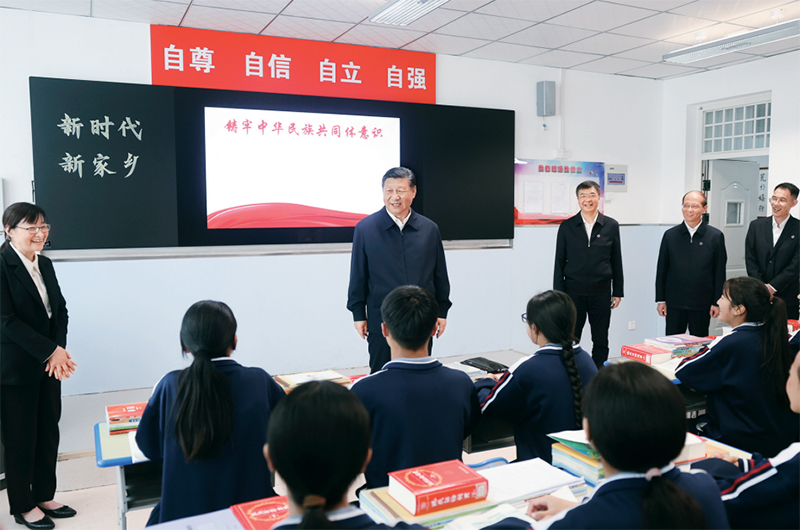 2024年6月18日至19日,中共中央總書記、國家主席、中央軍委主席習(xí)近平在青??疾?。這是18日下午,習(xí)近平在果洛西寧民族中學(xué)高一(1)班觀摩“新時(shí)代、新家鄉(xiāng)”主題思政課。