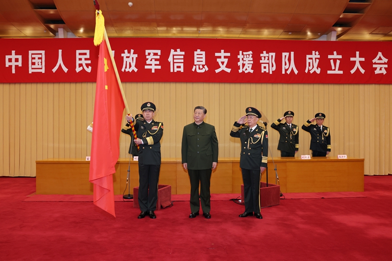 4月19日,中國人民解放軍信息支援部隊成立大會在北京八一大樓隆重舉行。中共中央總書記、國家主席、中央軍委主席習(xí)近平向信息支援部隊授予軍旗并致訓(xùn)詞。這是習(xí)近平將軍旗授予信息支援部隊司令員畢毅、政治委員李偉。