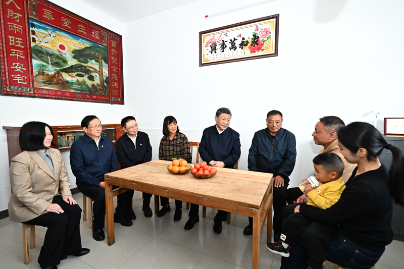 11月4日至6日,中共中央總書記、國家主席、中央軍委主席習(xí)近平在湖北考察。這是5日上午,習(xí)近平在咸寧市嘉魚縣潘家灣鎮(zhèn)四邑村村民熊成龍家,同一家人圍坐在一起拉家常。