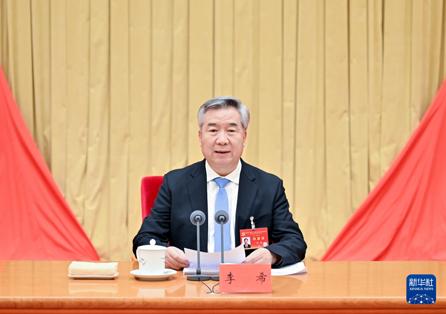 ??1月6日，中國共產(chǎn)黨第二十屆中央紀律檢查委員會第四次全體會議在北京開幕。中共中央政治局常委、中央紀律檢查委員會書記李希代表中央紀律檢查委員會常務(wù)委員會作題為《深入推進黨風(fēng)廉政建設(shè)和反腐敗斗爭，以全面從嚴治黨新成效為推進中國式現(xiàn)代化提供堅強保障》的工作報告。