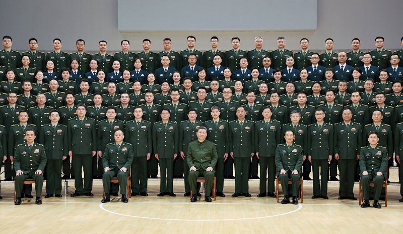 4月23日,中共中央總書記、國(guó)家主席、中央軍委主席習(xí)近平到陸軍軍醫(yī)大學(xué)視察。這是習(xí)近平親切接見陸軍軍醫(yī)大學(xué)官兵代表。